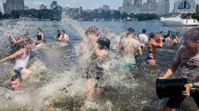 Молодь влаштувала водну битву в Києві