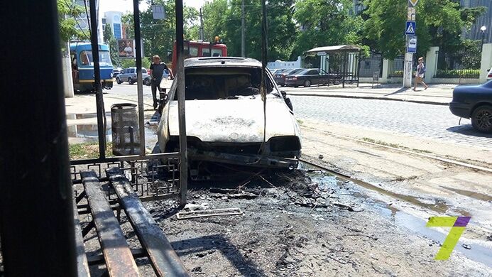 Голливуд отдыхает: посреди Одессы автомобиль вспыхнул на ходу