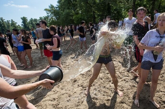 Убейся позитивом: молодежь Киева устроила водную битву. Фоторепортаж