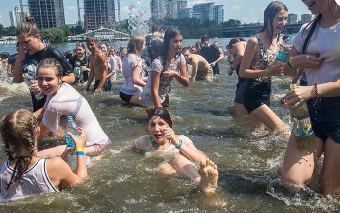 Молодь влаштувала водну битву в Києві