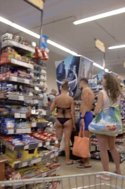 Дресс-код "хренвамвсем": в Одессе туристы в купальниках переполнили супермаркет. Фотофакт