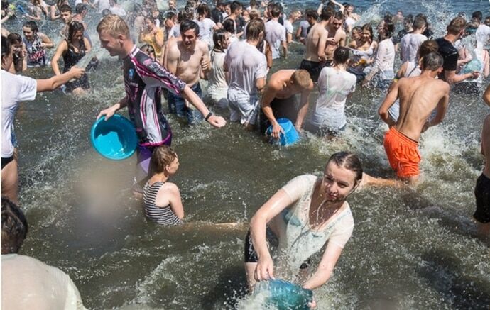 Молодь влаштувала водну битву в Києві
