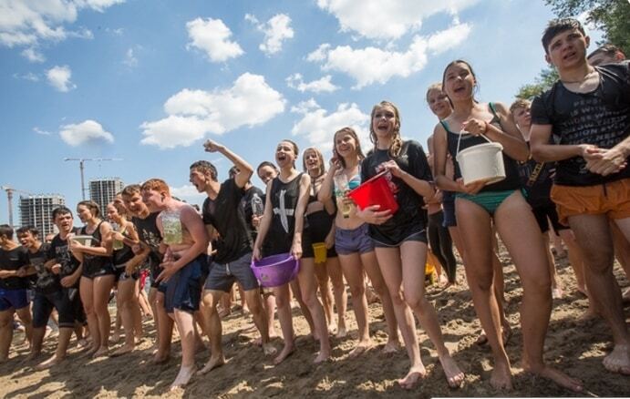 Убейся позитивом: молодежь Киева устроила водную битву. Фоторепортаж