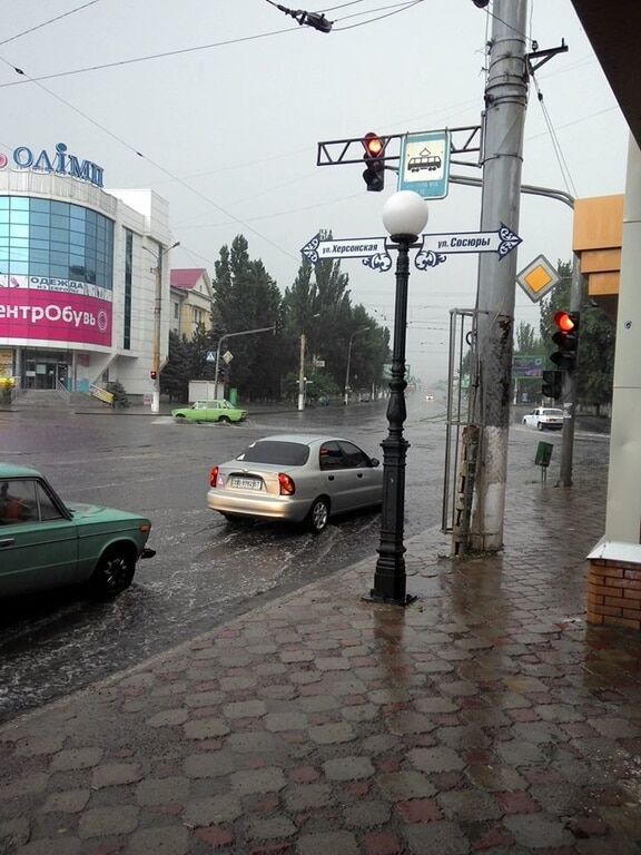 Разбило лобовое: Луганск накрыло градом. Фотофакт 