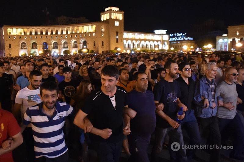 Посреди Еревана протестующий совершил акт самосожжения