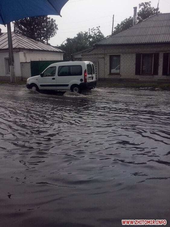 Вулиці стали річками: у Житомирі люди купалися на затоплених зливами дорогах