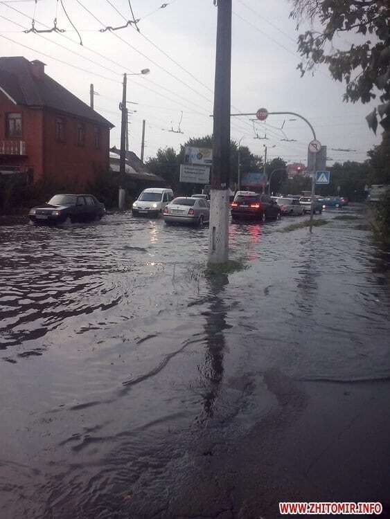 Вулиці стали річками: у Житомирі люди купалися на затоплених зливами дорогах