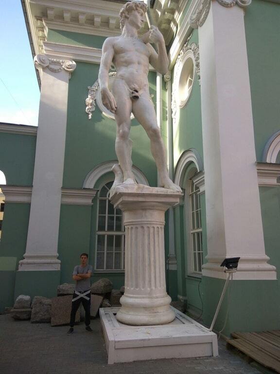 "Одели Давида": пах статуи в Петербурге прикрыли головным убором: фотофакт