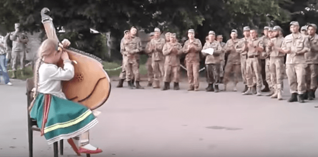 "Вставайте боронити Україну!" Маленькая девочка расплакалась перед бойцами ВСУ: эмоциональное видео