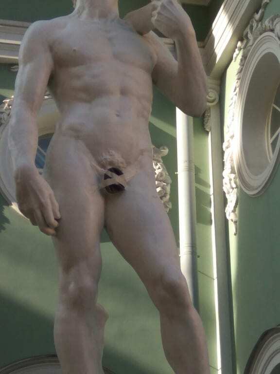 "Одели Давида": пах статуи в Петербурге прикрыли головным убором: фотофакт