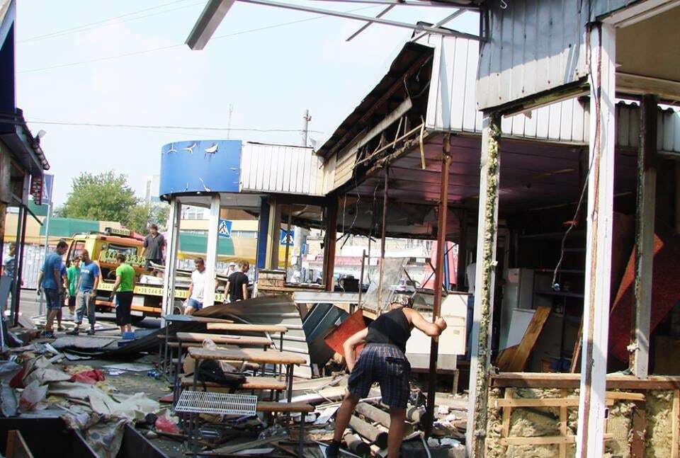 Маскировались под рынок: в Киеве снесли незаконные МАФы