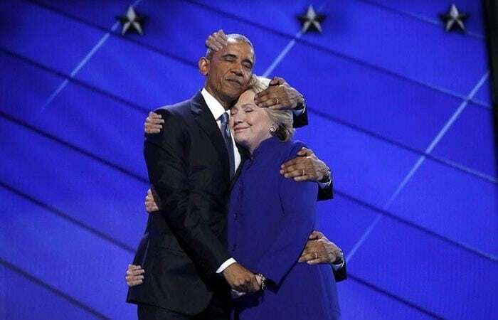 Мишель все видит: объятия Барака Обамы и Хилари Клинтон рассмешили сеть
