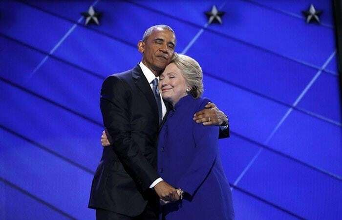 Мишель все видит: объятия Барака Обамы и Хилари Клинтон рассмешили сеть