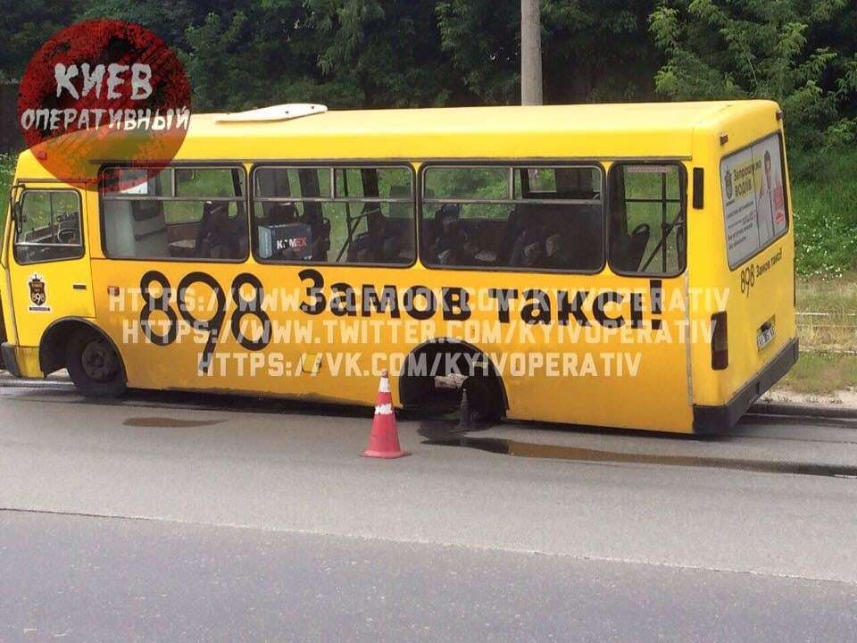 ДТП в Киеве: у маршрутки на ходу оторвалось колесо