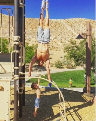 Папа-циркач выкладывает в Instagram трюки с сыном