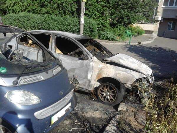 В Киеве ночью горели три автомобиля