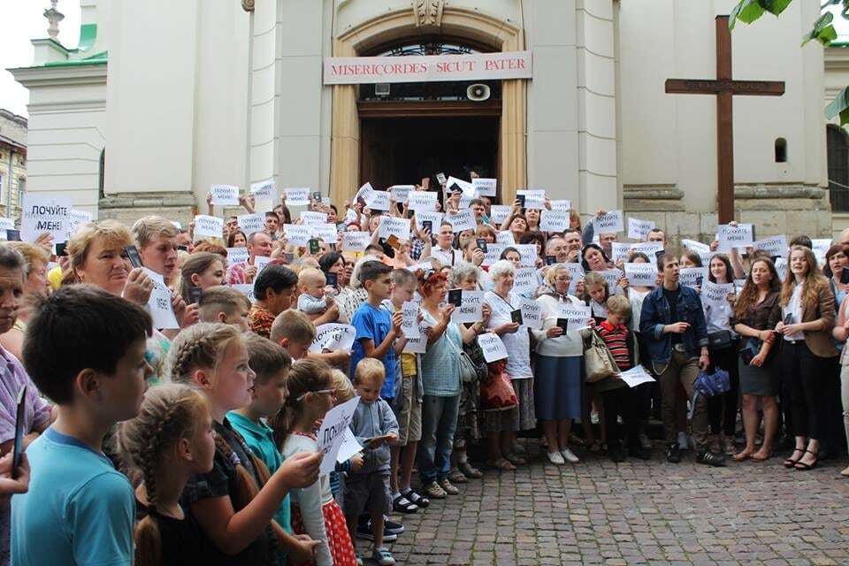 Двойная игра Садового: во Львове верующие устроили протест против местной власти