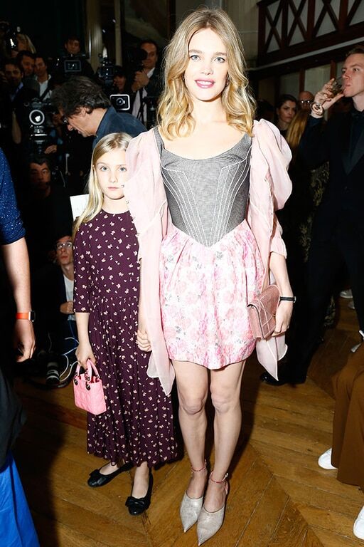 Месяц после родов: стройная Водянова привела дочь на модный показ