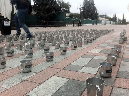 Дело Онищенко: к зданию Рады принесли 450 именных кружек. Опубликованы фото