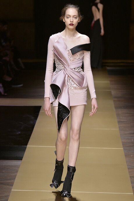 Драпировки и элегантные складки: чем удивил показ новой коллекции Atelier Versace в Париже