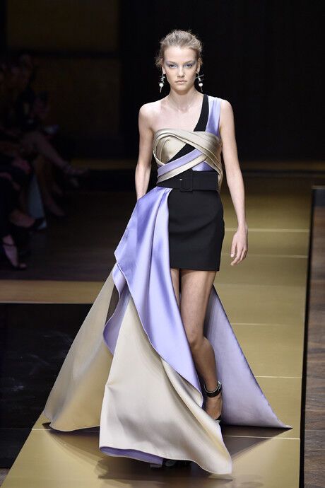 Драпировки и элегантные складки: чем удивил показ новой коллекции Atelier Versace в Париже