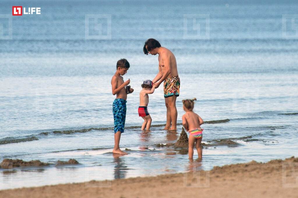 Алла Пугачева и Максим Галкин с детьми отдыхают в Юрмале: опубликованы фото