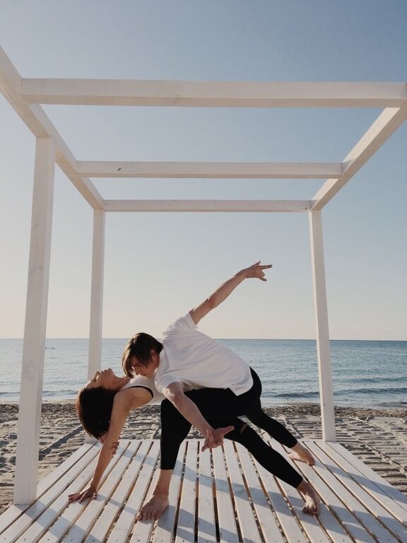 Любовь и море: Monatik снял красочный танцевальный клип "Кружит"