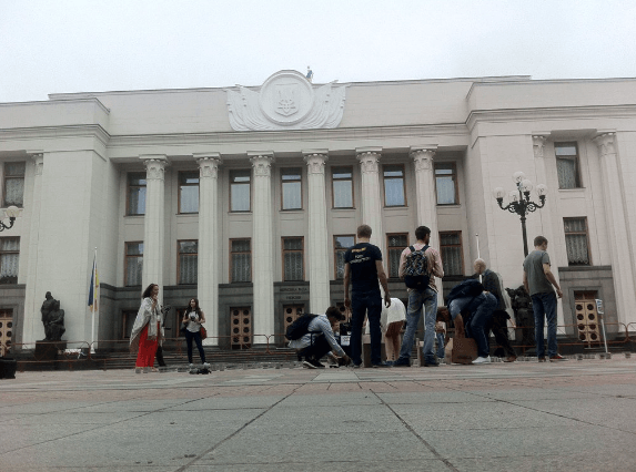 Дело Онищенко: к зданию Рады принесли 450 именных кружек. Опубликованы фото