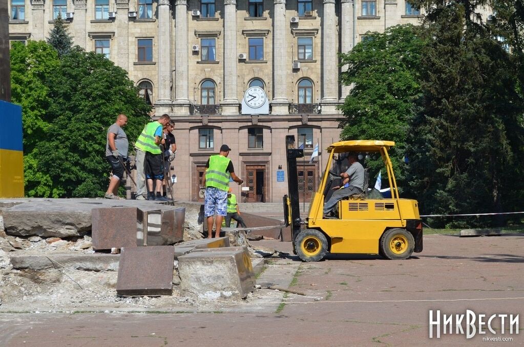 Прощай, Ильич! В Николаеве начали разбирать остатки памятника Ленину