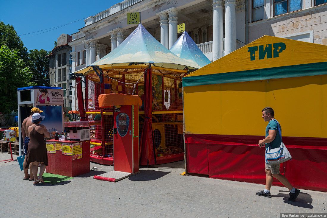 Курортный сезон в Крыму: Феодосия, Коктебель. Разруха и пустота
