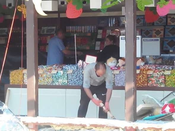 Появились фото разгромленного киевского магазина Roshen с прилавками конфет