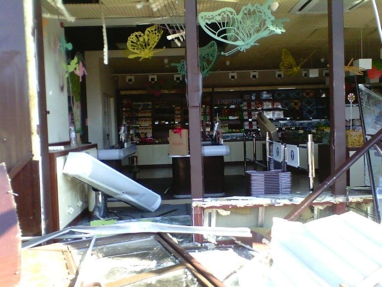 З'явилися фото розгромленого київського магазину Roshen з прилавками цукерок