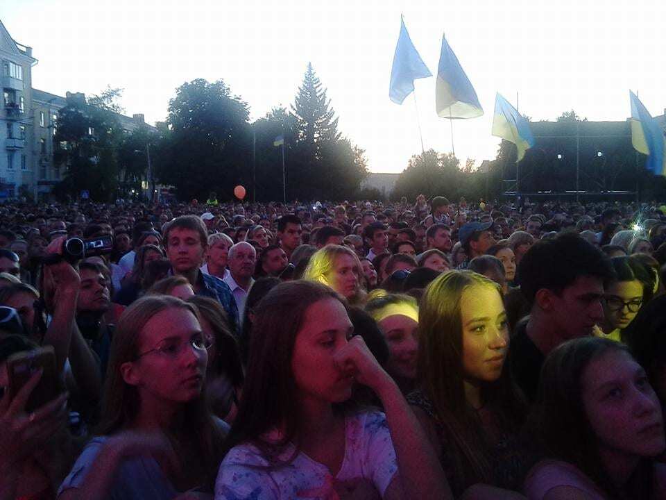 Много крымскотатарских флагов: Джамала выступила в Краматорске с бесплатным концертом. Опубликованы фото