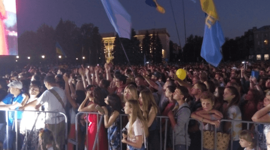 Много крымскотатарских флагов: Джамала выступила в Краматорске с бесплатным концертом. Опубликованы фото