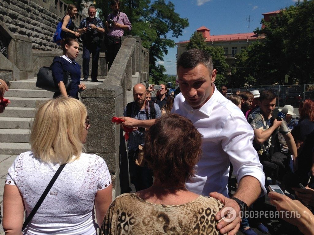Кличко открыл отремонтированную гранитную лестницу к музею истории Украины