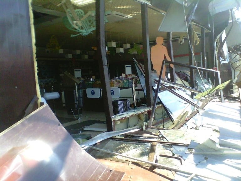 З'явилися фото розгромленого київського магазину Roshen з прилавками цукерок