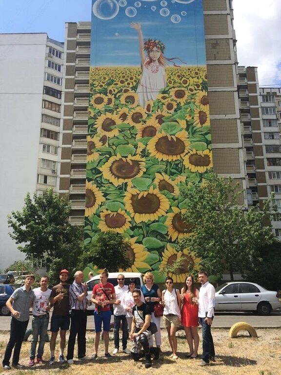 У Києві з'явився величезний патріотичний мурал