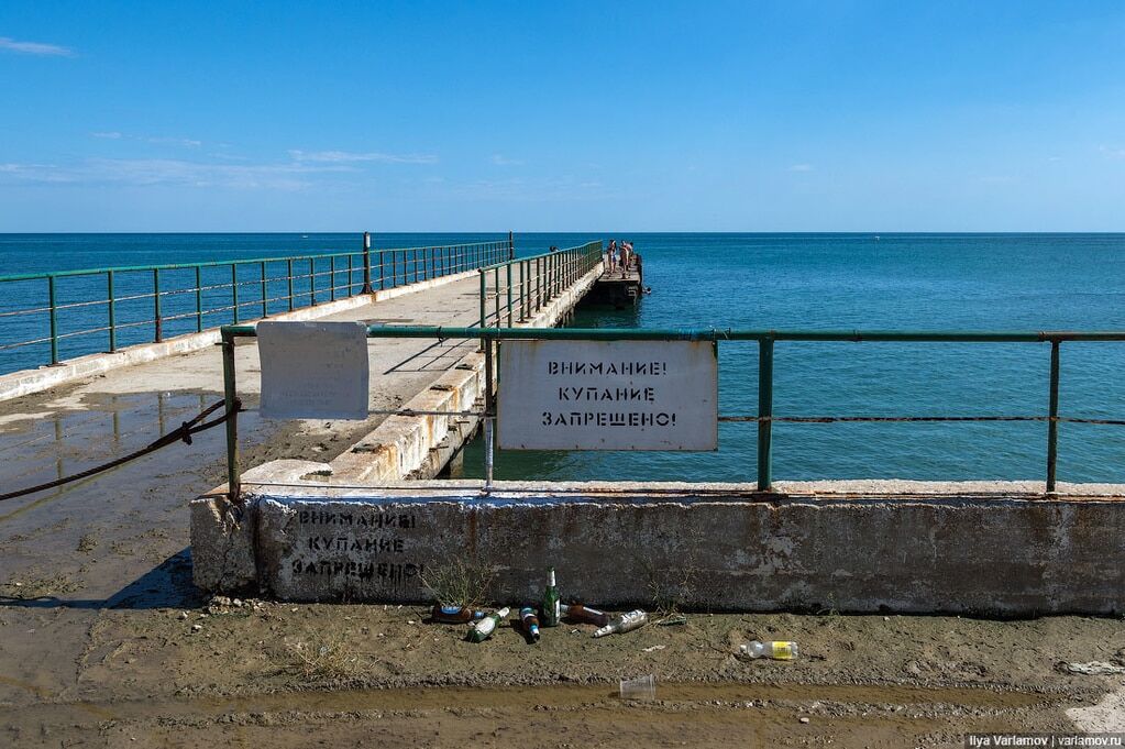 "Поехать сюда можно только от безысходности": Варламов показал пустые пляжи Крыма