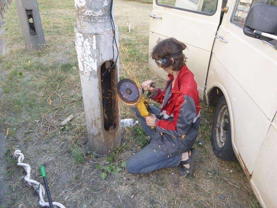 В Киеве спасли котенка, которого дети засунули в столб