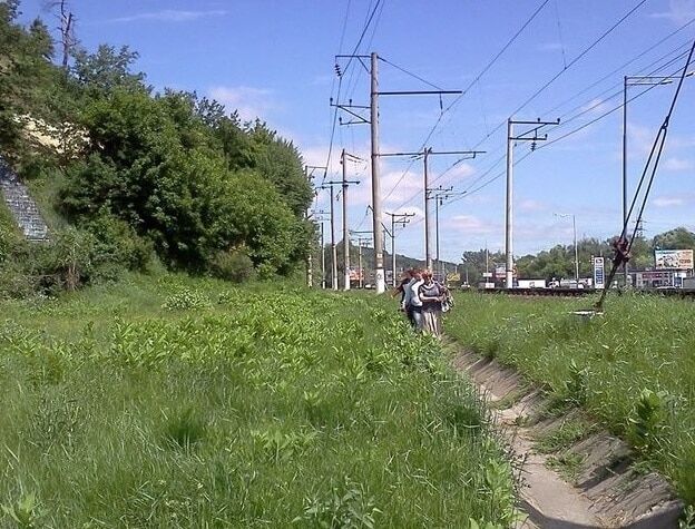 Часть склона сползла слишком близко к железнодорожным путям возле Столичного шоссе