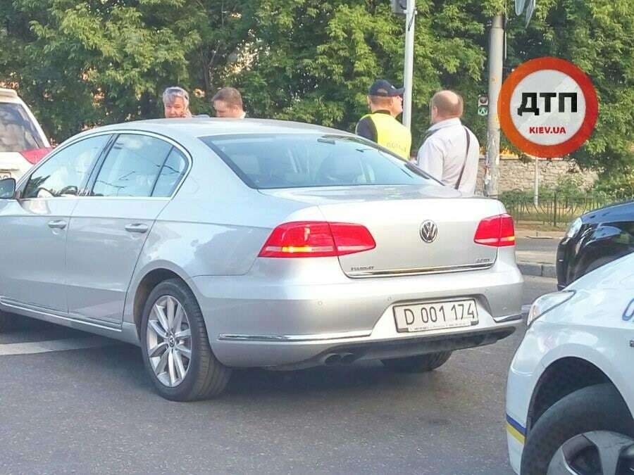 В Киеве автомобиль посольства России устроил ДТП