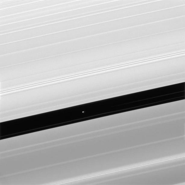 NASA показала потрясающий снимок спутника Сатурна между кольцами планеты. Фото