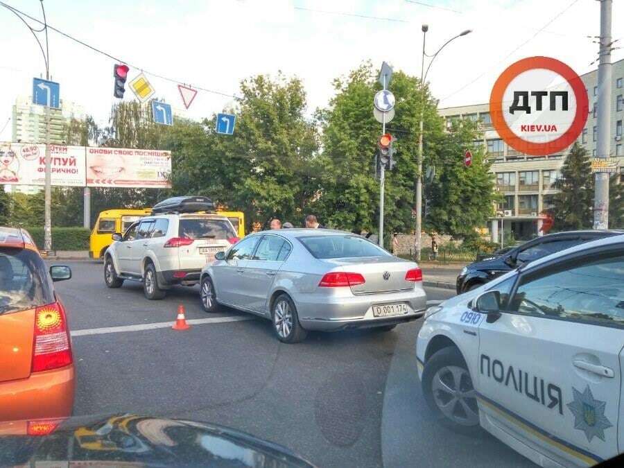 У Києві автомобіль посольства Росії влаштував ДТП