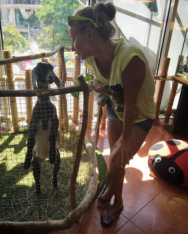 Татьяна Навка без макияжа сводила дочку в зоопарк: опубликованы фото