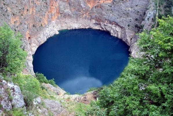 Карстовые воронки мира: появились впечатляющие фото