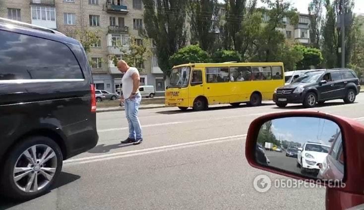 Автомобілі перекрили частину проспекту Возз'єднання