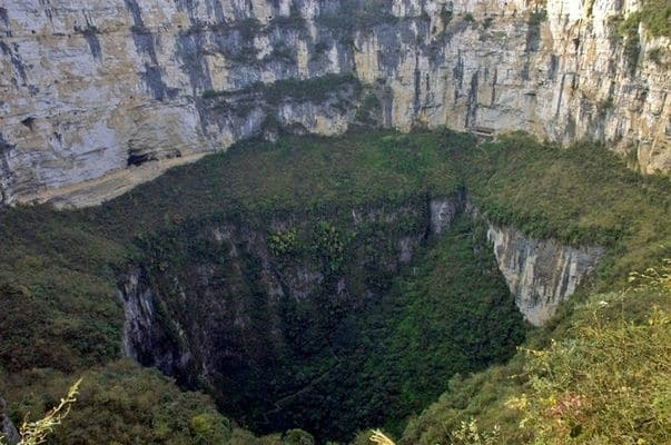 Карстовые воронки мира: появились впечатляющие фото