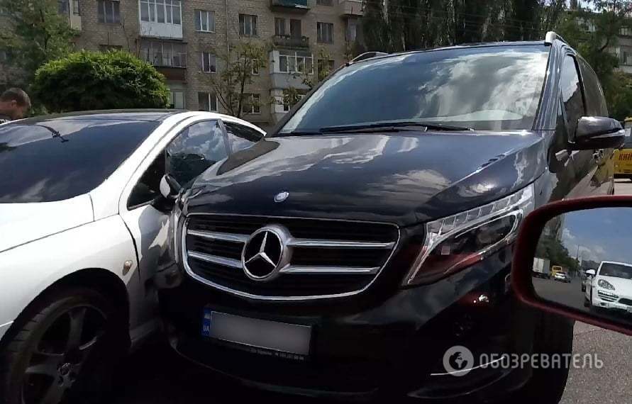 Автомобілі перекрили частину проспекту Возз'єднання