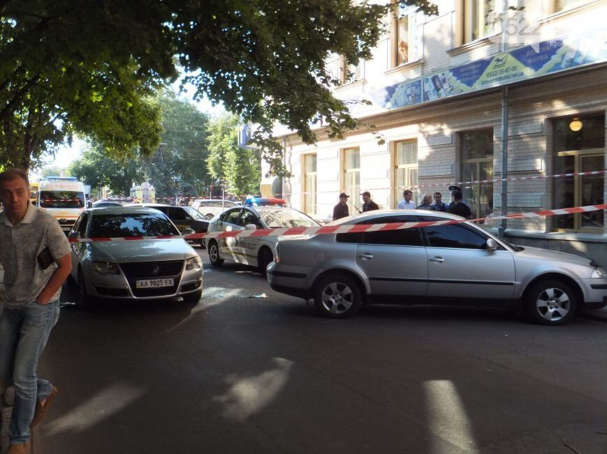 В Кировограде иномарка наехала на девушку-полицейского. Фото и видео