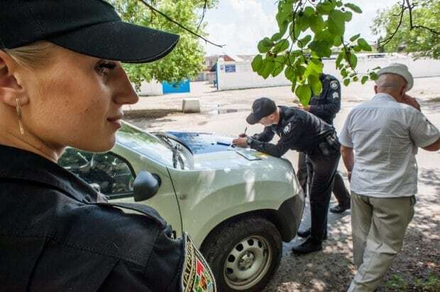 "Главное – оставаться человеком": хрупкая девушка-полицейский рассказала о работе на Донбассе. Опубликованы фото, видео